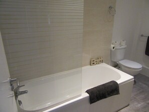 Apartment | Bathroom | Combined shower/tub, hair dryer, towels - No 6 at 19 Ivanhoe - 2  Bed Sefton Park (Liverpool)