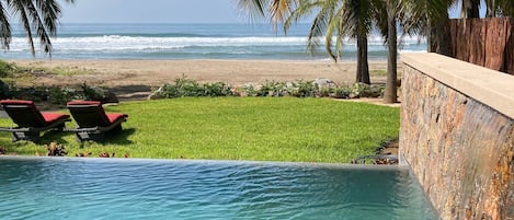 Una piscina al aire libre, una piscina infinita