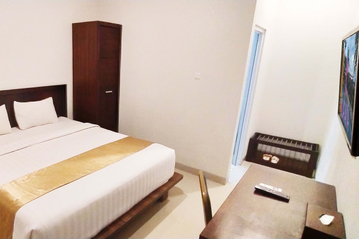 Deluxe Suite, Balcony | Desk, soundproofing, free WiFi, bed sheets