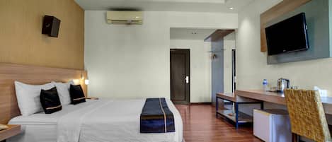 Deluxe Suite, Balcony | Premium bedding, desk, free WiFi, bed sheets