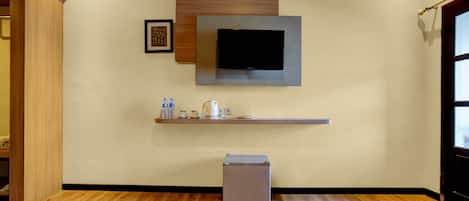 Habitación superior con 2 camas individuales, balcón | Ropa de cama de alta calidad, escritorio, wifi gratis y ropa de cama