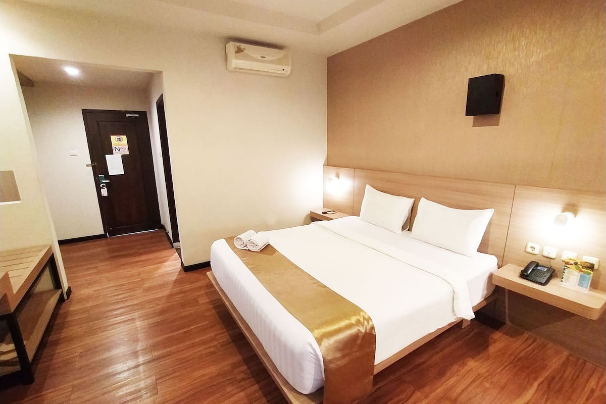 Desk, soundproofing, free WiFi, bed sheets