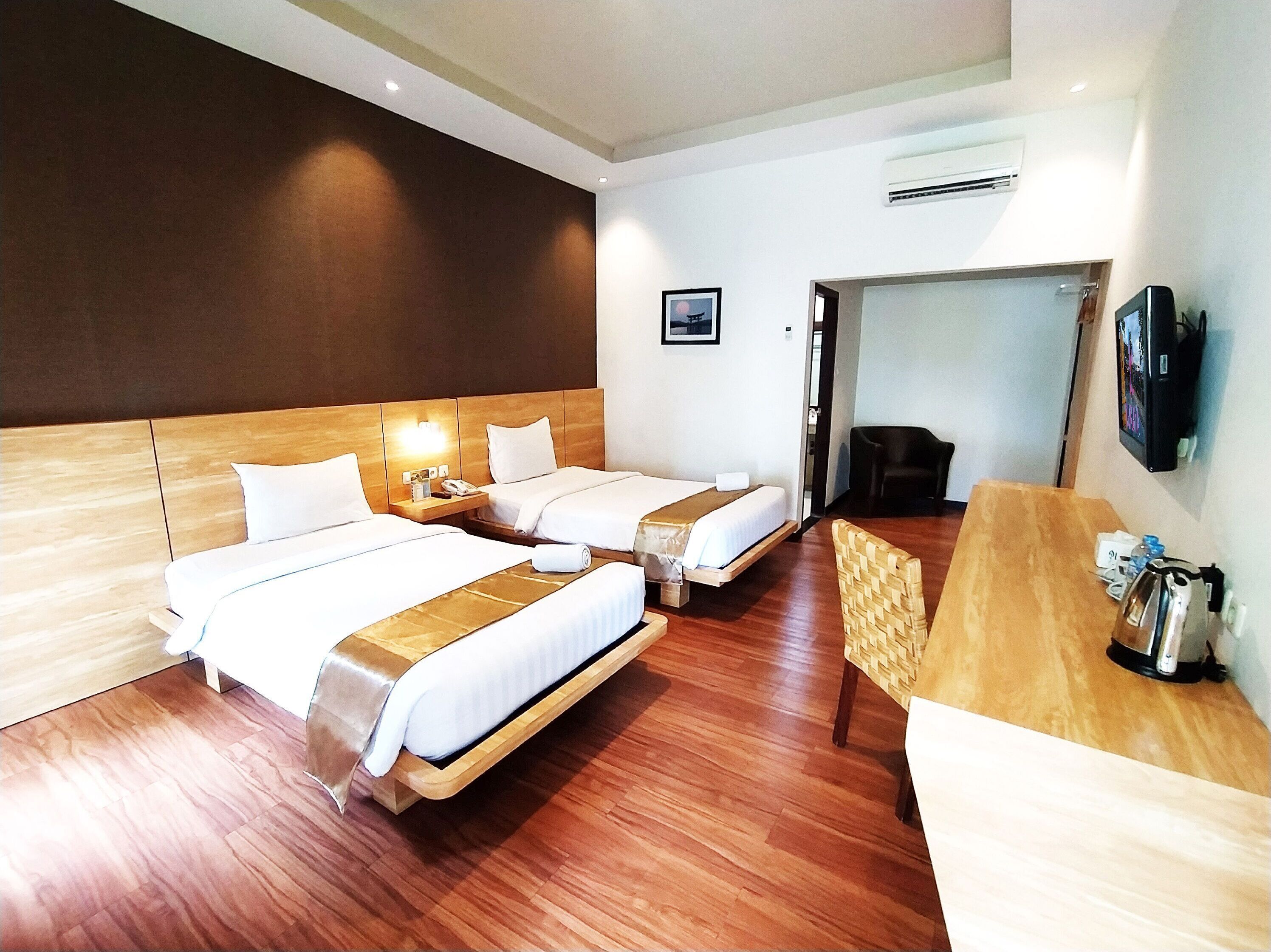 เครื่องนอนระดับพรีเมียม, โต๊ะทำงาน, Wi-Fi ฟรี, ผ้าปูที่นอน