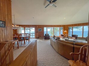 TV connectée, cheminée, espaces bureaux