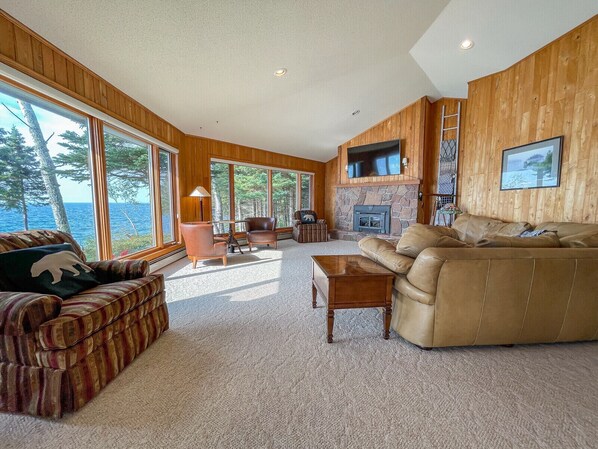 TV connectée, cheminée, espaces bureaux