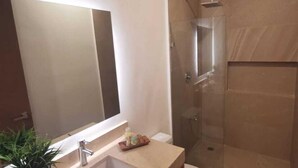 Exclusive Suite | Bathroom | Shower, rainfall showerhead, free toiletries, towels - Estudio Lujoso Mérida (Mérida)