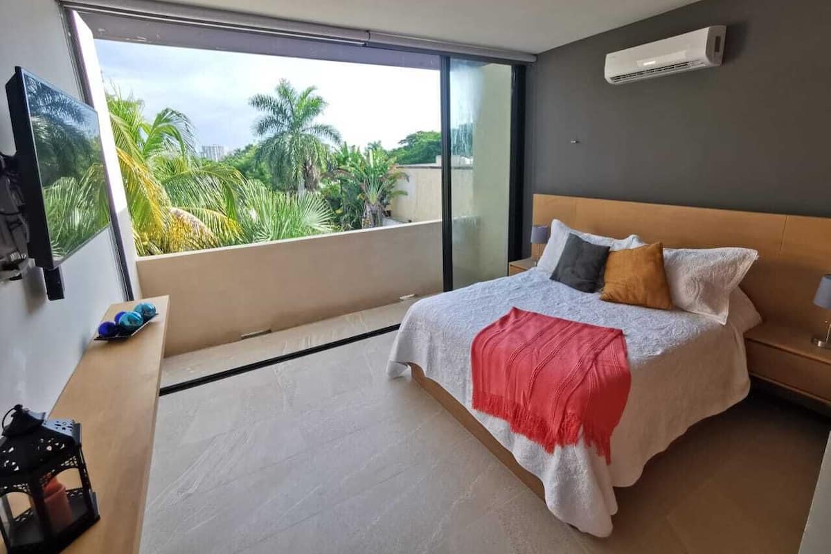 Exclusive Suite | Bathroom | Shower, rainfall showerhead, free toiletries, towels
