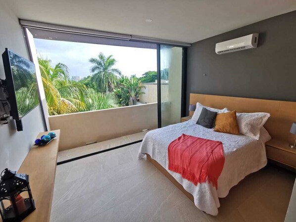 Exclusive Suite | Bathroom | Shower, rainfall showerhead, free toiletries, towels