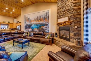 Älytelevisio, takka, DVD-soitin, kirjoja