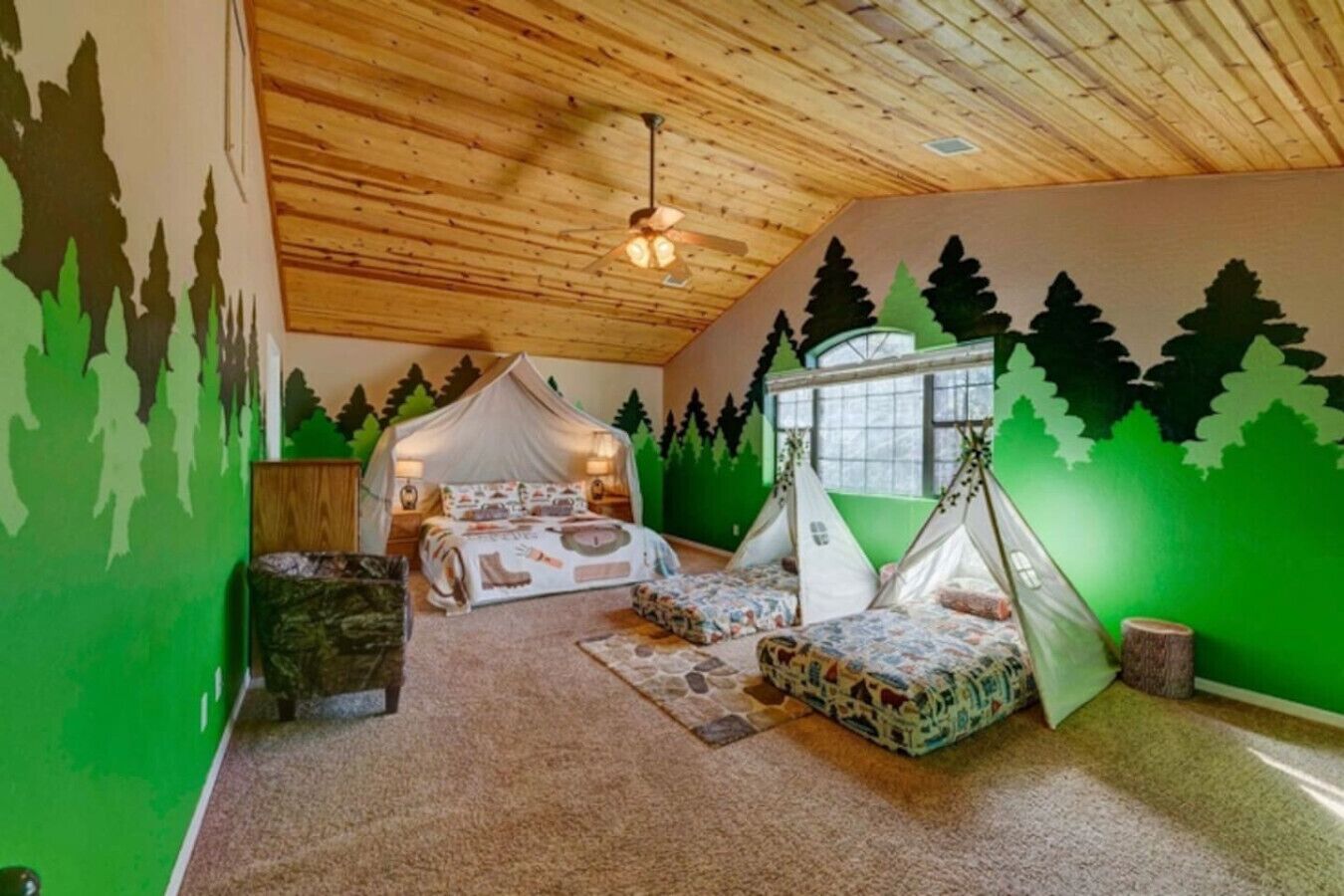 8 bedrooms, desk, iron/ironing board, travel cot