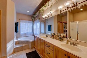 Suihkun ja ammeen yhdistelmä, poreamme, hiustenkuivaaja, pyyhkeet