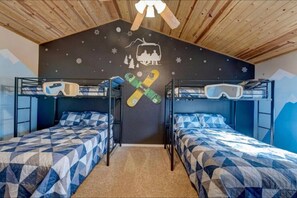 8 makuuhuonetta, työpöytä, silitysrauta/-lauta, vauvan matkasänky