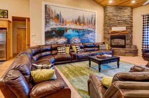 Smart TV, chimenea, reproductor de DVD, libros