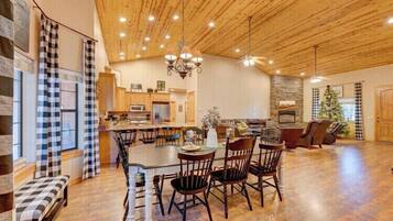 Smart TV, chimenea, reproductor de DVD y libros