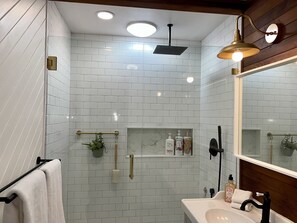 Ensemble douche/baignoire, sĂšche-cheveux, serviettes fournies, savon