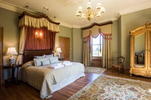 8 bedrooms, desk, iron/ironing board, travel cot - Near St Andrews Mansion House , Hot Tub 6 Acre Garden (St Andrews)