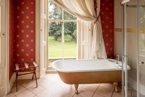 Combined shower/bathtub, hair dryer, towels, soap - Near St Andrews Mansion House , Hot Tub 6 Acre Garden (St Andrews)