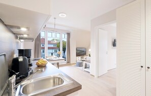 Kühlschrank, Mikrowelle, Herdplatte, Geschirrspüler