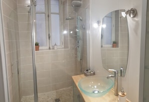 Doccia, asciugacapelli, asciugamani, sapone
