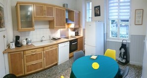 Fridge, microwave, oven, stovetop - L'HOTE RUTENE IN RODEZ (Rodez)
