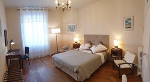 3 bedrooms, desk, iron/ironing board, free WiFi