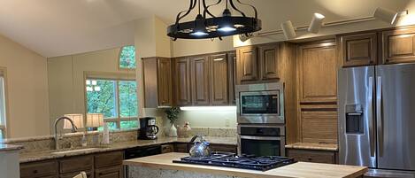 Refrigerador, microondas, horno, placa de cocina