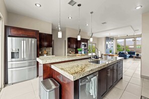 Fridge, microwave, oven, stovetop - Mountain View Pool House (El Paso)