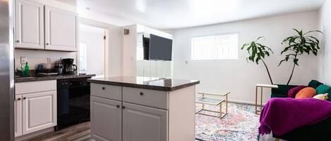 Réfrigérateur, four à micro-ondes, un four, surface de cuisson