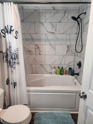 Suihkun ja ammeen yhdistelmä, hiustenkuivaaja, pyyhkeet, saippua