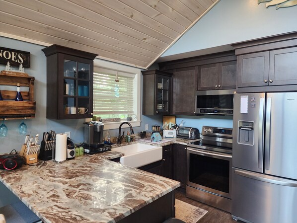 Jääkaappi, mikroaaltouuni, uuni, liesi