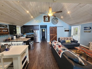 Smart TV, fireplace - All Decked Out-NEW Lakefront!-Sleeps 6-Close to Colgate! (Hamilton)