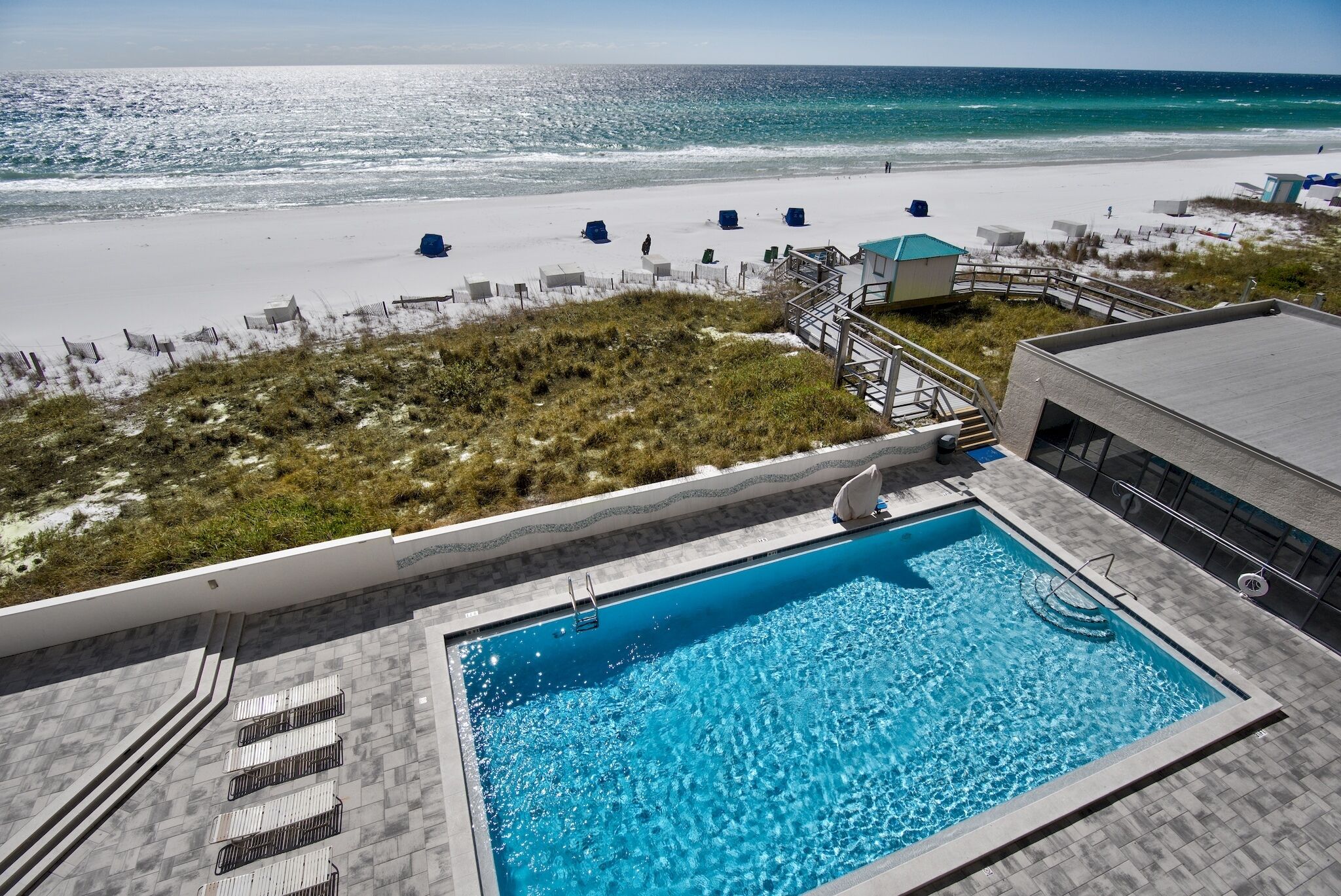 Une piscine avec vue sur la plage et l’océan.