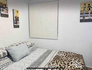 1 dormitorio, tabla de planchar con plancha, wifi y ropa de cama