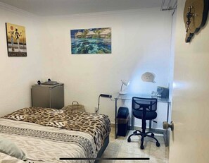 1 dormitorio, tabla de planchar con plancha, wifi y ropa de cama