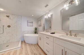 Combined shower/bathtub, jetted bath, hair dryer, towels - Remodeled Luxury Beach Getaway with Beach Chair Service (Panama City Beach)