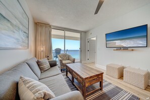 Smart TV, tavolo da ping pong, libri