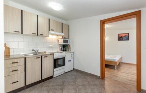 Kjøleskap, kokeplater og kaffetrakter/tekoker