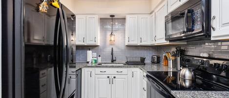 Réfrigérateur, micro-ondes, four, plaque de cuisson