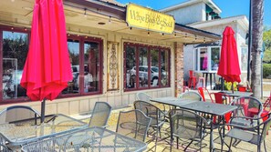 Outdoor dining - Bike to Beach & Island, Walk to Redfern Village - 3BR Condo + Pool (St Simons)