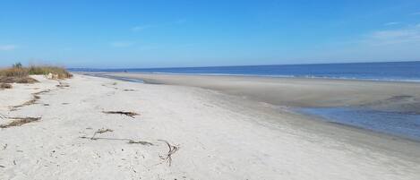 Beach nearby, sun-loungers, beach towels