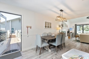 Dining - Coastal Retreat - Walk to Redfern Village, Bike to Beach + Pool, Balcony (St Simons)