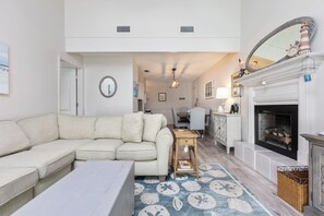 Smart TV, books, stereo - Coastal Retreat - Walk to Redfern Village, Bike to Beach + Pool, Balcony (St Simons)