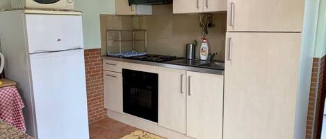 Kjøleskap, mikrobølgeovn, ovn og kokeplater