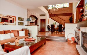 Televisión, chimenea, futbolito, mesa de ping pong