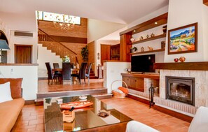 Een televisie, een open haard, tafelvoetbal en een tafeltennistafel