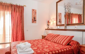 6 bedrooms, travel cot, free WiFi - Nice home in Estepona (Estepona)