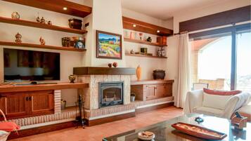 テレビ、暖炉、テーブルサッカー台、卓球台