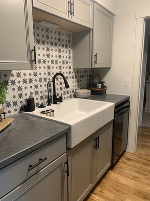 Réfrigérateur, micro-ondes, four, plaque de cuisson