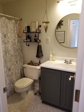 Baignoire, sèche-cheveux, serviettes fournies, papier toilette