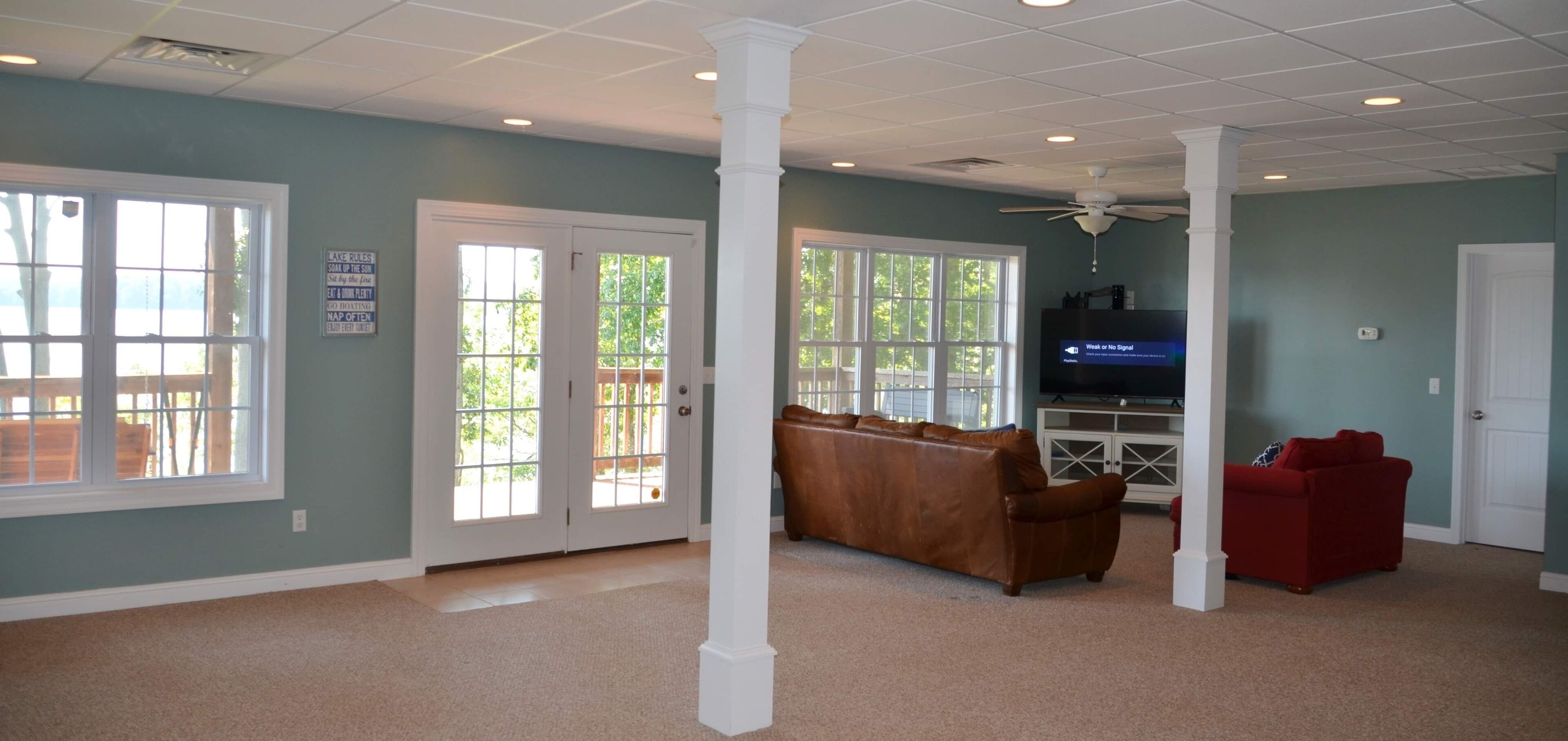 Una Smart TV, un reproductor de DVD, una mesa de tenis de mesa